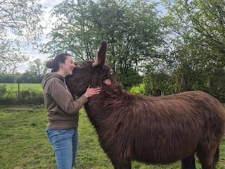 Cécile Debus avec l'âne — médiation animale Murmure Animal